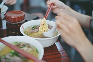 麺は湯粉（幅広麺）、米（ビーフン）などからも選べます（写真は香港麺）
