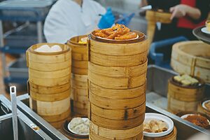 点心を選ぶ際に店員さんが伝票を記入してくれます