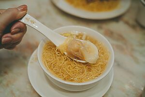 どんぶりいっぱいに詰まったワンタン麺