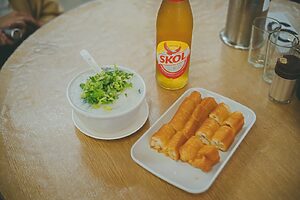 鮮魚片粥（白身魚のお粥）と炸油條（ヤウティウ）