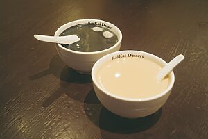 胡桃白玉湯（くるみ汁粉＋白玉）と芝麻糊白玉湯（黒ゴマ汁粉＋白玉）