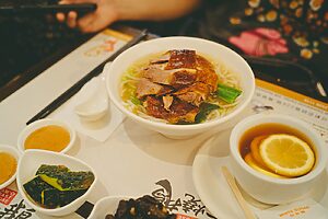 麺に乗せたランチセットも人気