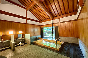 檜風呂の男湯。高い天井に太い梁が特徴的。15時〜24時、6時〜9時