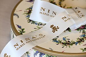 「ニナス マリー・アントワネット」のロゴがデザインされたリボンも美しい