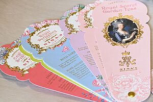 エレガントな扇子型リーフレット付き