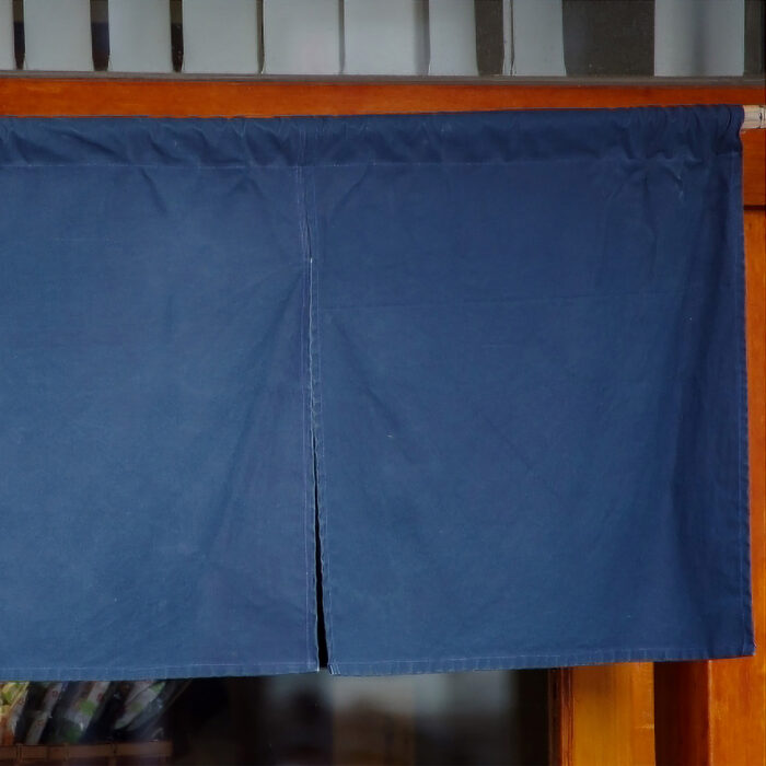 【平松洋子さんエッセイ】暖簾の奥で行われる、静かなアップデート──1150号「老舗のいいもの。」に寄せて