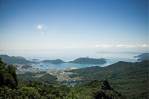 景勝地・寒霞渓からの島の風景。小豆島は古くから海運業が盛んで、天下の台所・大阪に近かったことも、醤油の産地になった要因とされる