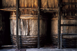 吉野杉の木桶。仕込みに不可欠な木桶もまた、絶滅の危機に瀕している伝統工芸だ。佐藤さんは「木桶職人復活プロジェクト」の一員としても活動している