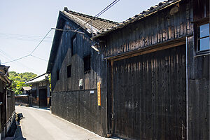 国指定登録有形文化財にもなっている、1880年に建てられたもろみ蔵。正金醤油のある馬木地区は、兵庫・赤穂から移り住んだ塩浜師によって形成され、今も多くの醤油蔵が軒を連ねている