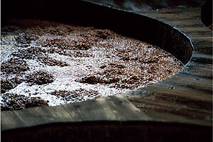 撹拌して間もない、熟成中の醤油