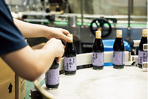 火入れした醤油をボトリングする工程