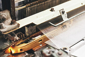 木製のシャトル：こちらで緯糸を入れていく