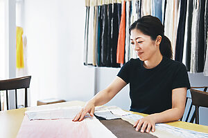 「触ってもらえたら生地のよさは伝わります」と古橋さん。今はSNSでも毎日服作りなどの情報を発信中