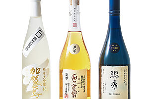 右から、瑞秀 中汲み囲い 特別栽培米 契約栽培 山田錦 純米大吟醸 2018酒造年度 720mL 化粧箱入 1万1000円、百々登勢 五年 長期熟成 純米酒 720mL 化粧箱入り 5,500円、加賀鳶 純米大吟醸46 百万石乃白 720mL 化粧箱入 2,200円