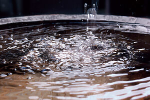 仕込み水である〈百年水〉は、白山の麓に降り積もった雨雪が100年の年月をかけて酒蔵の地下に届く