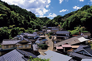 大分県日田市。山あいにある小鹿田焼の里は、人口50人ほどの小さな集落だ。現在は9軒の窯元が、18世紀の開窯以来変わらぬ手技で器を作っている