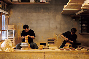 空間も道具もきちんと整えられた〈小袋窯〉。左が当主の小袋道明さん。右は息子の杏梓（あんじ）さんで、昨年仕事を始めた22歳