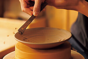 焼成前の器を蹴ろくろで回転させながら、鉋で一気呵成に模様を刻む「飛び鉋」。鉋は陶工が自作する。杏梓さんのそれは、昔の陶工と同様にゼンマイ時計のバネを使ったもの