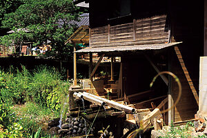 集落の随所にある「唐臼」は小鹿田のシンボル。川の水流を利用し、ししおどしのような仕組みで原土を砕く