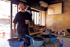 坂本創さん。鳥取〈岩井窯〉の山本教行さんに2年間師事。民藝本来の自由な造形を学んだ