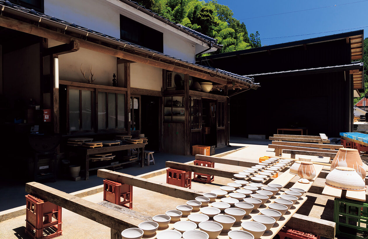 民藝の心をつないで300年。一子相伝、小鹿田焼の里を訪ねて