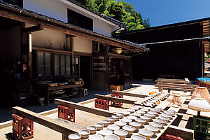 成形した器を天日で乾かす。小鹿田の集落を散策すると、この光景によく出合う