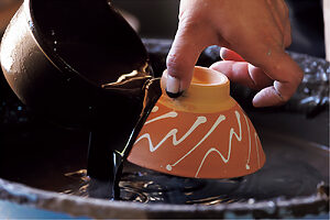 透明釉、緑釉、茶色の飴釉など、釉薬も自分たちで調合。素材となる灰は藁を燃やして作る