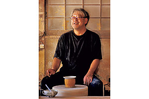 8代目当主の坂本工さん。窯を継ぐ前は、東京でグラフィックデザインの勉強をしていたそう