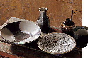 杏梓さんの作。右手前はつたない飛び鉋が愛らしい初期作。左は掛け分け七寸皿