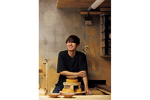 小袋杏梓さん。小鹿田の最若手陶工2人のうちの1人。旅先でも陶磁器やガラスが気になる