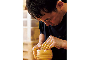 当主の小袋道明さん。「川の水や窯の炎など、小鹿田焼は人知の及ばない力を借りて作られます」