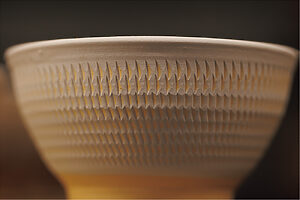 素地に白化粧土をかけ、飛び鉋を施して乾燥中。小鹿田の土は焼くと黒味を帯び、意匠が際立つ