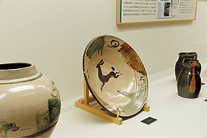 バーナード・リーチが皿山に来た際に作った大皿。小鹿田焼は絵付けをしないがリーチは特別