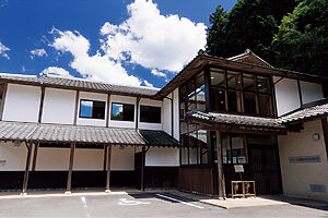 集落北端の高台に立つ。皿山散策はここからスタートがおすすめ。東屋からは皿山集落を見渡せる