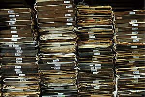 版木蔵に収納された版木の数は数万枚。作品ごとに結束され、タグが貼られる