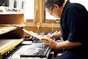 摺師が色づけをしていく過程。1つの絵を完成させるには3〜5枚ほどの版木を使い、色を重ねる。絵は北斎の『神奈川沖浪裏』