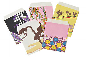 上で紹介した『花づくし―松竹梅―』の版木を流用して作られた、木版摺りのポチ袋。ご祝儀を包んで渡されたら、きっと袋もとっておきたくなる。縦11×横6.5cm 各385円