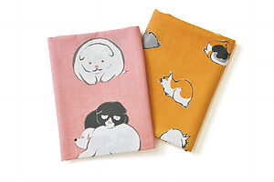 江戸期の画家、中村芳中の犬と歌川広重の猫をデザインしたオリジナルの手ぬぐい。ちょっとしたお土産として可愛い絵柄がうれしい。33×90cm、綿100％。各1,320円