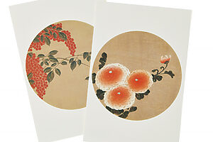 江戸期の画家、伊藤若冲が描いた、京都の信行寺に伝わる100種類以上の花々の天井画を絵葉書に復刻。季節に合わせて選べる。右は〈菊〉、左は〈南天〉。若冲画譜はがき 各165円
