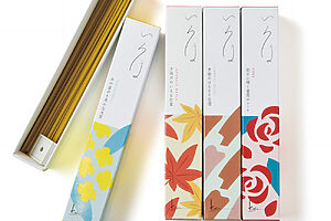 物事の始まりを表す「いろは」は初心者にも受け入れやすい香りのシリーズ。“あの曲がり角の金木犀”などのネーミングが愛らしい。全12種。各30本入り、香立て付きで990円