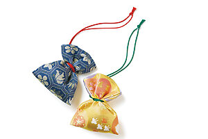 江戸時代には着物の袂などに入れて楽しまれた匂袋。白檀をベースに調合された薔薇やカルダモンの香りなど6種から選び、好きなケースに入れて組み合わせる。各1,430円〜