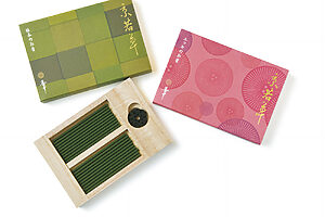 二寧坂店オープンを記念して10年前に登場。抹茶（左）とニッキ（右）の香りがある。発売当初は京都限定品だったが、反響が大きく今は全国展開に。各20本入り、香立て付きで1,320円