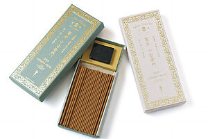 八代目高井十右衛門の名前を冠した商品。右〈2019No.3〉はパロサントの甘い香り、左〈2025No.4〉はクチナシを使った現代的な香り。各50本入り、香立て付きで3,300円