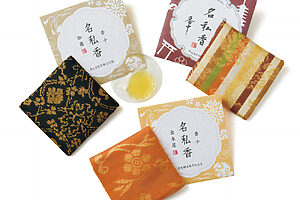 〈名私香〉という名前の名刺入れに忍ばせるお香。初対面の挨拶でふわりと香の気が立ち上がる。ゲル状の本体を専用ケースに入れて。本体 各440円〜、専用ケース 各770円〜