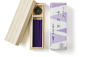 二寧坂店の店先で炷かれていたのがこちらの〈花の花 すみれ〉。白檀をベースにしたおしろいのような甘い香り。明治から続くロングセラー商品。20本入り、香立て付きで1,100円