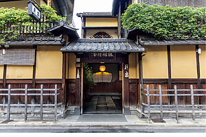 柊家──文政元（1818）年、初代がこの地に居を構え、文久元（1861）年からは宿を本業に。京都の歴史ある老舗旅館のひとつ。江戸時代末から昭和にかけての数寄屋造りの旧館と2006年に完成した新館がある