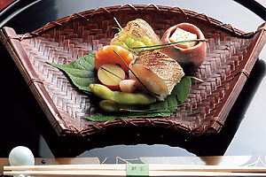 五感で楽しむ京懐石。カマス棒寿司、鱧の子の玉締めなど、品のよい八寸