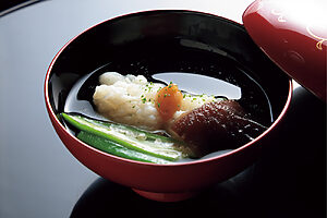 鱧に吉野葛をまとわせた鱧吉野椀。料理は食事や水物まで入れて11品ほど