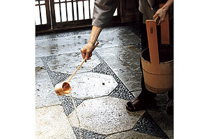 玄関脇には手水桶と柄杓。宿泊客を迎える前には打ち水をし、場を清める。同時に暑い夏には涼を取る、土埃を抑えるなどの実用の意味もある