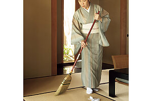 はたきは素材の異なる3種類を使い分ける。畳は水で濡らした紙を撒いて箒で掃き、濡れ雑巾で拭き、最後は乾いた布で拭きあげる